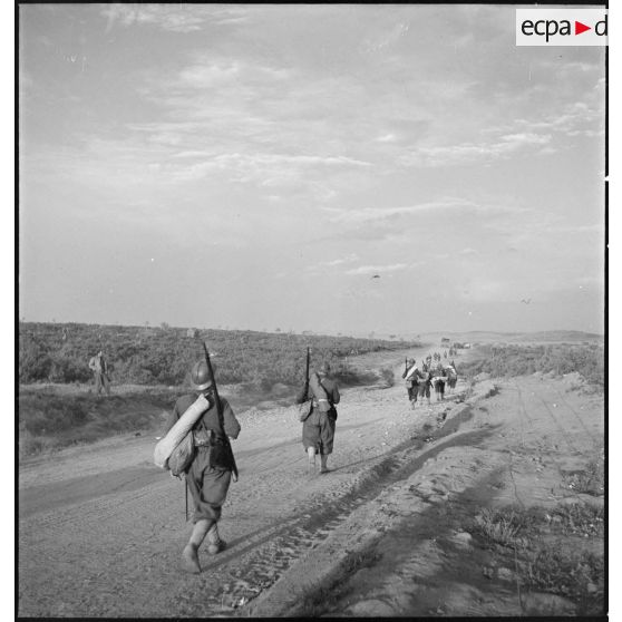 A proximité du lac de Bizerte, des fusiliers marins du CFA (Corps franc d'Afrique) montent en ligne vers la ville éponyme.