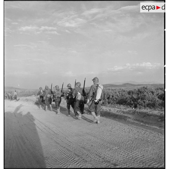 A proximité du lac de Bizerte, des fusiliers marins du CFA (Corps franc d'Afrique) montent en ligne vers la ville éponyme.
