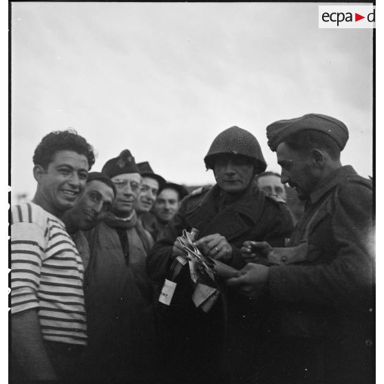 Le commandant Bouvet, commandant le I/CFA (1er bataillon du Corps france d'Afrique), fait un point de situation à proximité de Bizerte.