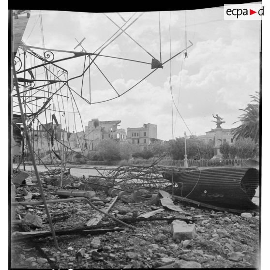 Bizerte en ruine : la place capitaine Georges Madon.