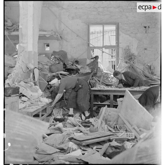 Des civils fouillent les ruines de leur magasin après la libération de la ville de Bizerte par le CFA (Corps franc d'Afrique).