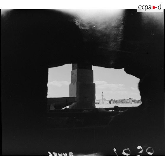 Vue, depuis une cave en bord du canal de Bizerte, sur les lignes allemandes situées sur la rive opposée.