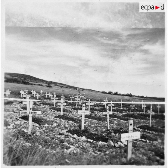Aux environs de Bizerte, ciimetière provisoire de soldats allemands, morts au combat lors de la campagne de Tunisie.<br>Certains patronymes sont lisibles sur les croix : caporal-chef (Obergefreiter) Walfried Schiffer, mort le 6 janvier 1943, soldat grenadier (Grenadier) Franz Bergen, tombé le 5 janvier 1943 et Hubert Berg, mort en 1943, soldat du Génie allemand (Pionier) Franz Schnagge né le 05 janvier 1923 et mort le 1er décembre 1942.