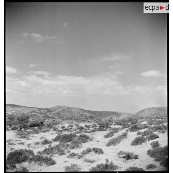 Vue éloignée de deux canons de 155 mm GPF d'un régiment d'artillerie d'Afrique, en batterie dans la région de Zaghouan.