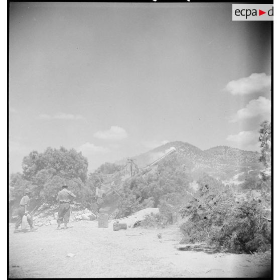Mise en batterie d'un canon de 155 mm GPF d'un régiment d'artillerie d'Afrique dans la région de Zaghouan.