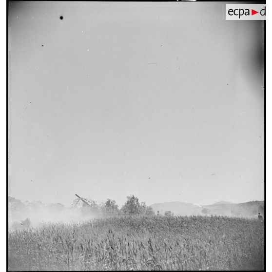 Un canon de 155 mm GPF d'un régiment d'artillerie d'Afrique est en batterie dans la région de Zaghouan.