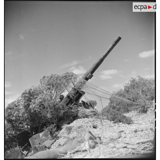 Un canon de 155 mm GPF, baptisé L'impossible, d'un régiment d'artillerie d'Afrique, est en batterie dans la région de Zaghouan.