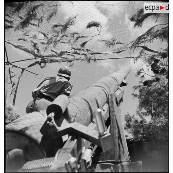 Vue en contre-plongée d'un canon de 155 mm GPF d'un régiment d'artillerie d'Afrique, en batterie dans la région de Zaghouan.