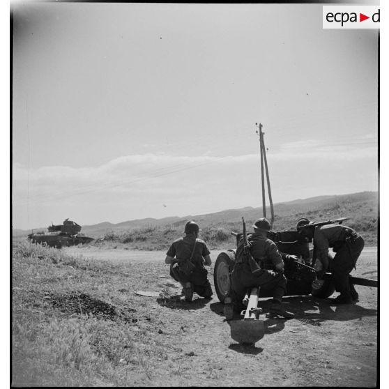 Mise en batterie d'un canon antichar américain de 37 mm M3 par une unité du 19e CA (corps d'armée) dans la région de Zaghouan.