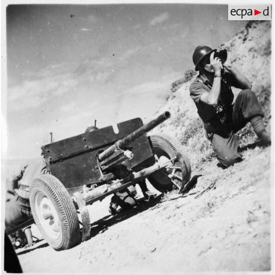 Mise en batterie d'un canon antichar américain de 37 mm M3 par une unité du 19e CA (corps d'armée) dans la région de Zaghouan.