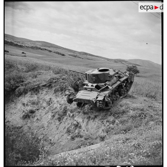 Epave d'un char britannique Valentine près d'un trou dans la région de Zaghouan.