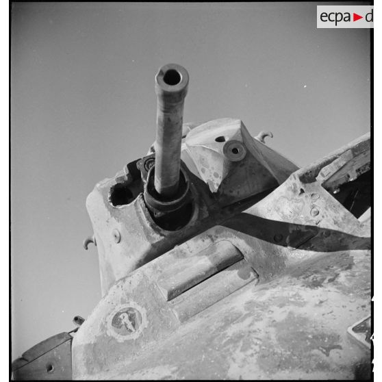 Tourelle d'un char Somua S 35 du 12e RCA  (régiment de chasseurs d'Afrique) touchée par un obus antichar dans la région de Zaghouan.