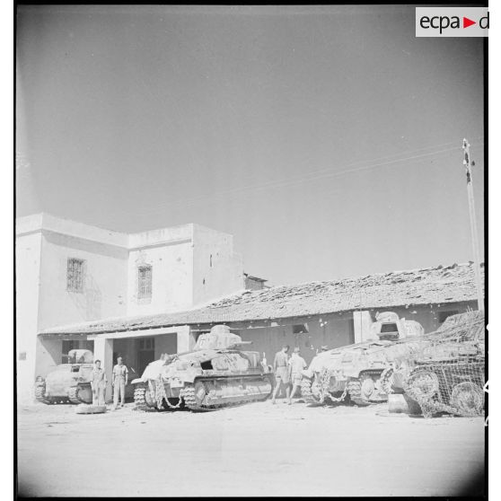 Chars Somua S 35 du 12e RCA (régiment de chasseurs d'Afrique) parqués avant une montée en ligne.