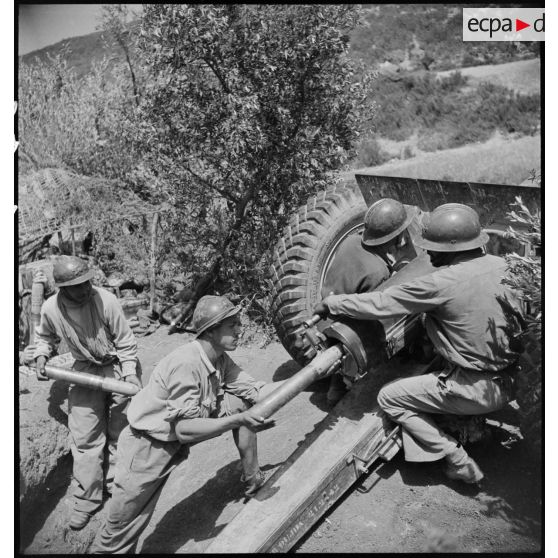 Chargement d'un canon de 75 mm modèle 1897 par des artilleurs d'un régiment d'artillerie d'Afrique dans la région de Zaghouan.