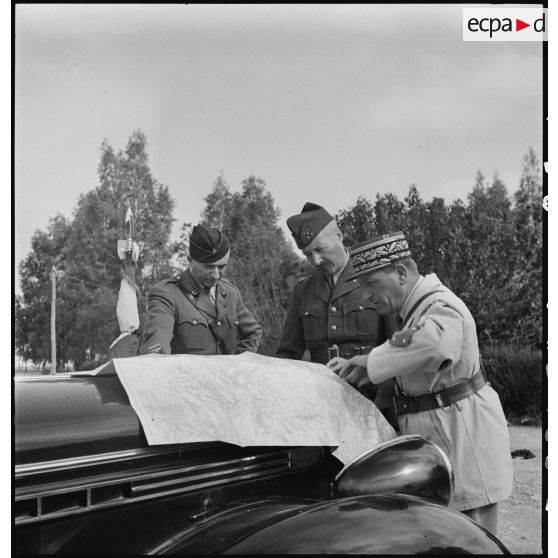 Le général de corps d'armée Louis Koeltz, commandant le 19e corps d'armée, fait un point de situation au général d'armée Henri Giraud, commandant en chef civil et militaire, en visite sur l'ancien front dans la région de Zaghouan. A leur côté, le colonel François Gonzalez de Linarès.