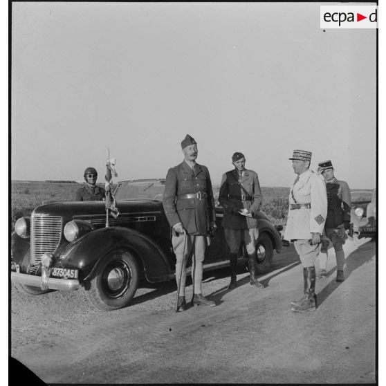 Le général d'armée Henri Giraud, commandant en chef civil et militaire, en visite sur l'ancien front dans la région de Pont-du-Fahs, à l'ouest de Zaghouan. A son côté, le colonel François Gonzalez de Linarès et le général de corps d'armée Louis Koeltz, commandant le 19e CA (corps d'armée).