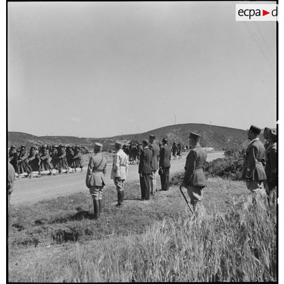 Lors d'une visite sur l'ancien front de Zaghouan, le général d'armée Henri Giraud, commandant en chef civil et militaire, assiste à un défilé d'unités à pied, ici le 3e REI (régiment étranger d'infanterie) de la 1re DMO (Division de marche du Maroc).