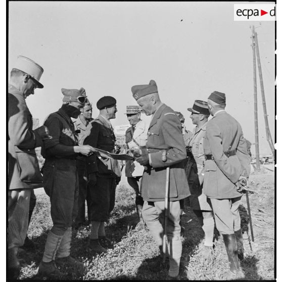 Lors d'une visite sur l'ancien front de Zaghouan, sur un axe entre Djeradou et Sainte-Marie-du-Zit, le général d'armée Henri Giraud; commandant en chef civil et militaire, s'entretient avec un commandant d'une unité motorisée.