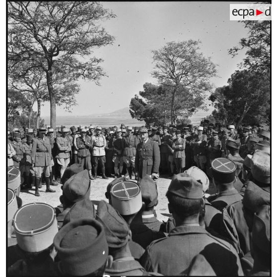 Au cours d'une visite sur le front de la campagne de Tunisie qui s'achève, le général d'armée Henri Giraud, commandant en chef civil et militaire, s'adresse à des officiers et sous-officiers rassemblés au belvédère de Tunis.