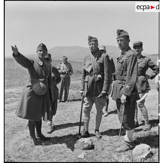 Au cours d'une visite sur le front de la campagne de Tunisie qui s'achève, des explications sur les combats qui ont eu lieu sont données au général d'armée Henri Giraud.