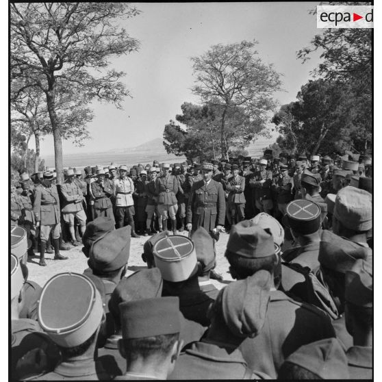 Au cours d'une visite sur le front de la campagne de Tunisie qui s'achève, le général d'armée Henri Giraud, commandant en chef civil et militaire, s'adresse à des officiers et sous-officiers rassemblés au belvédère de Tunis.