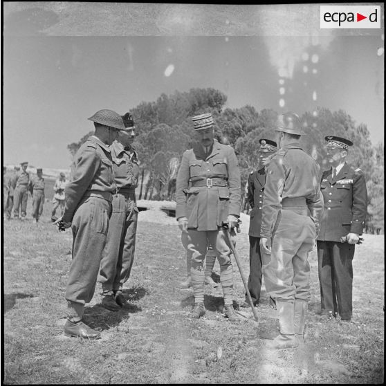 Le général d'armée Henri Giraud, commandant en chef civil et militaire, s'entretient avec des officiers généraux et supérieurs.