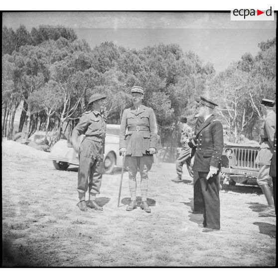 Le général d'armée Henri Giraud, commandant en chef civil et militaire, s'entretient avec le vice-amiral Marcel Leclerc, commandant la Marine en Tunisie et un colonel du Corps franc d'Afrique (CFA).
