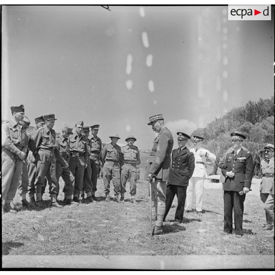 Le général d'armée Henri Giraud, commandant en chef civil et militaire, s'adresse à des officiers du CFA (Corps franc d'Afrique) en présence du vice-amiral Marcel Leclerc, commandant la Marine en Tunisie (à droite du général Giraud).