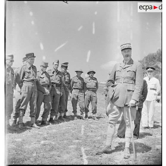 Le général d'armée Henri Giraud, commandant en chef civil et militaire, s'adresse à des officiers du Corps franc d'Afrique (CFA).