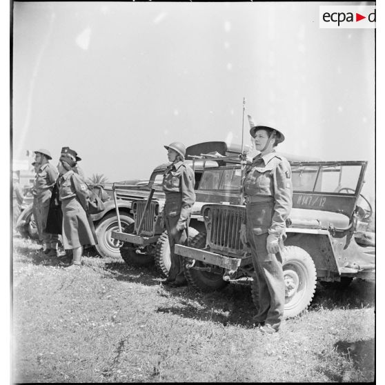 Des conductrices et infirmières du Corps franc d'Afrique (CFA) sont sur les rangs lors de la visite du général d'armée Henri Giraud, commandant en chef civil et militaire.