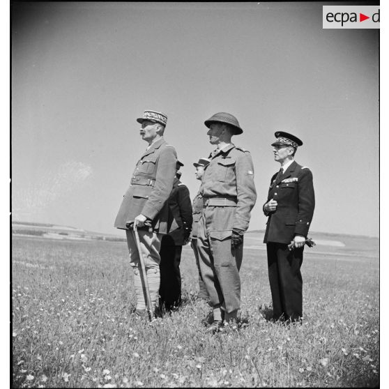 Les troupes du Corps franc d'Afirque (CFA) sont présentées au général d'armée Henri Giraud, commandant en chef civil et militaire, lors de sa visite à la grande unité.