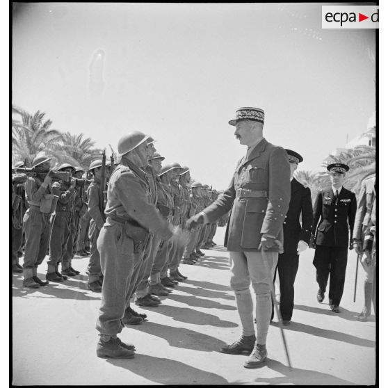 Au cours d'une cérémonie, le général d'armée Henri Giraud, commandant en chef civil et militaire, salue et félicite les troupes du Corps franc d'Afrique (CFA) qui ont participé à la prise de la ville de Bizerte.