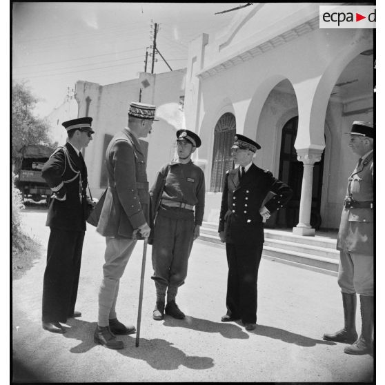 Le général d'armée Henri Giraud, commandant en chef civil et militaire, s'entretient avec un lieutenant de vaisseau d'un bataillon de fusiliers marins, en présence du vice-amiral Marcel Leclerc, commandant la Marine en Tunisie.