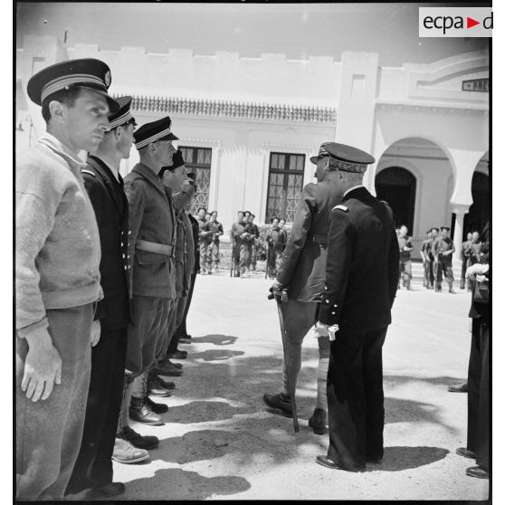 Au cours d'une cérémonie, le général d'armée Henri Giraud, commandant en chef civil et militaire, se fait présenter les officiers d'un bataillon de fusiliers marins.
