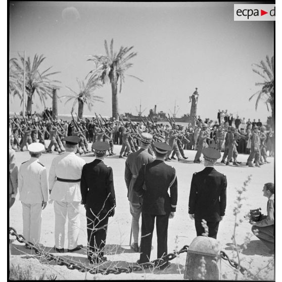Le général d'armée Henri Giraud, commandant en chef civil et militaire, et le vice-amiral Marcel Leclerc, commandant la Marine en Tunisie, assistent à un défilé des troupes du CFA (Corps franc d'Afrique) qui ont participé à la libération de Bizerte.