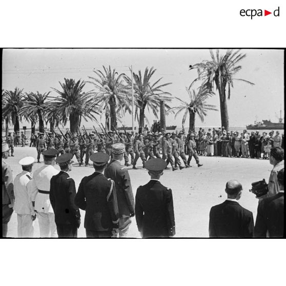Le général d'armée Henri Giraud, commandant en chef civil et militaire, assiste au défilé des troupes du Corps franc d'Afrique (CFA) qui ont participé à la libération de Bizerte.