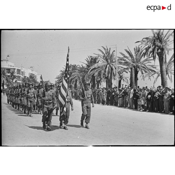 Défilé d'un détachement de troupes du 2e CA (corps d'armée) de l'armée de terre américaine qui ont participé à la libération de Bizerte.