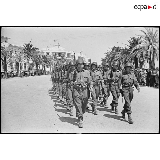 Défilé d'un détachement de troupes du 2e CA (corps d'armée) de l'armée de terre américaine qui ont participé à la libération de Bizerte.