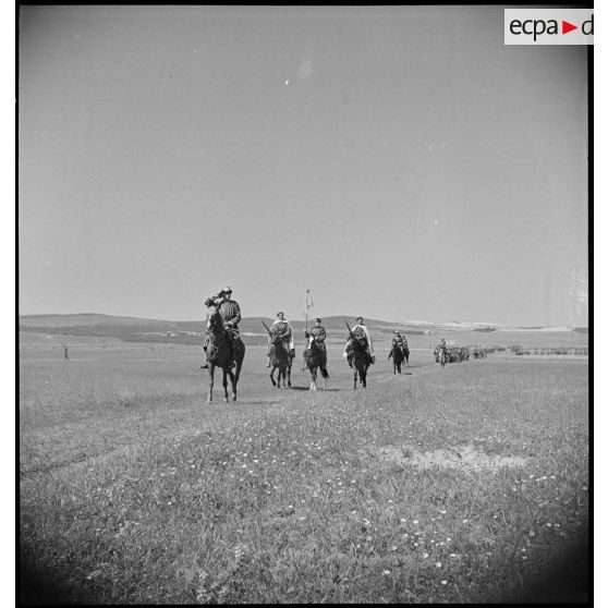 Défilé de la garde au fanion d'un groupe de tabors marocains dans la région de Bizerte.