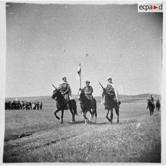 Défilé d'une unité de goumiers, garde au fanion en tête, lors d'une cérémonie dans la région de Bizerte.