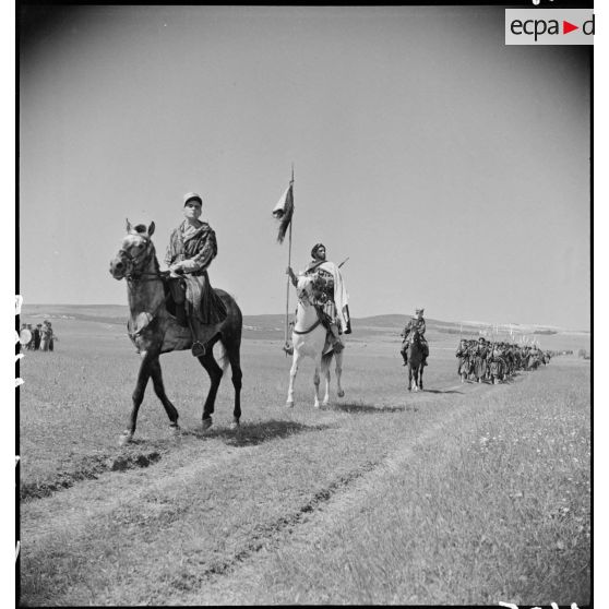 Défilé du fanion d'un groupe de tabors marocains dans la région de Bizerte.