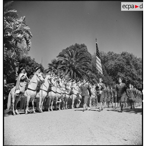 Des WAAC (women's army auxiliary corps), personnels féminins de l'armée américaine, arrivent en défilant au Palais d'été où elles vont être présentées au général d'armée Henri Giraud.