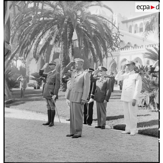Le général d'armée Henri Giraud, commandant en chef civil et militaire, et le général Dwight Eisenhower, commandant en chef des forces alliées en Afrique, saluent lors d'une minute de silence en hommage aux morts.