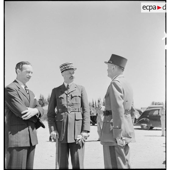 Sur l'aérodrome de Boufarik, dans l'attente de l'arrivée du général de Gaulle, le général d'armée Henri Giraud, commandant en chef civil et militaire, s'entretient avec son chef d'état-major, le général Derwink.