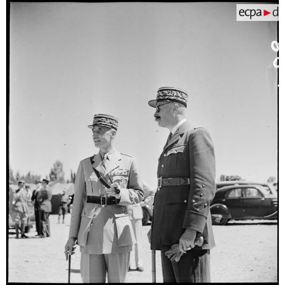 Sur l'aérodrome de Boufarik, dans l'attente de l'arrivée du général de Gaulle, le général d'armée Henri Giraud, commandant en chef civil et militaire, s'entretient avec le général d'armée Georges Catroux.
