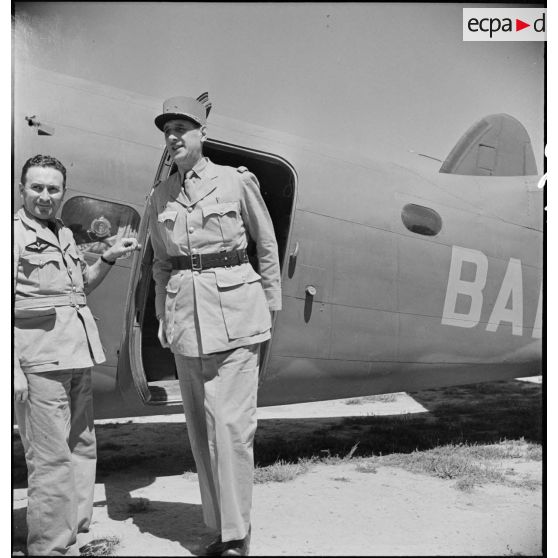 Sur l'aérodrome de Boufarik, le général de Gaulle descend d'un Lockheed des FAFL (Forces aériennes françaises libres).