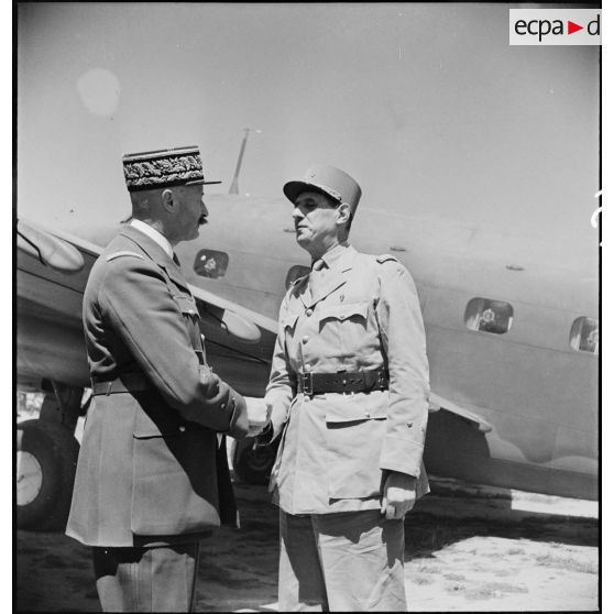 Le général d'armée Henri Giraud, commandant en chef civil et militaire, salue le général de Gaulle à sa descente d'avion sur l'aérodrome de Boufarik.