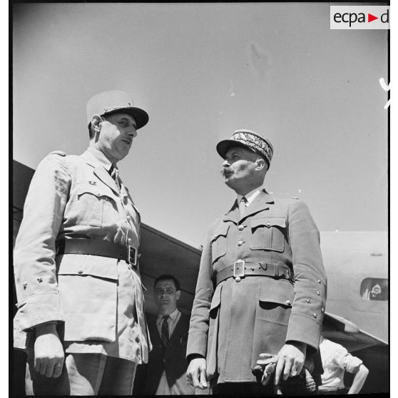 A sa descente d'avion, le général de Gaulle s'entretient avec le général d'armée Henri Giraud, commandant en chef civil et militaire.