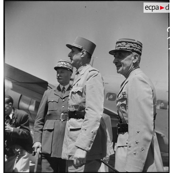 Le général de Gaulle, à son arrivée sur l'aérodrome de Boufarik, est entouré des généraux d'armée Henri Giraud, commandant en chef civil et militaire, et Georges Catroux.