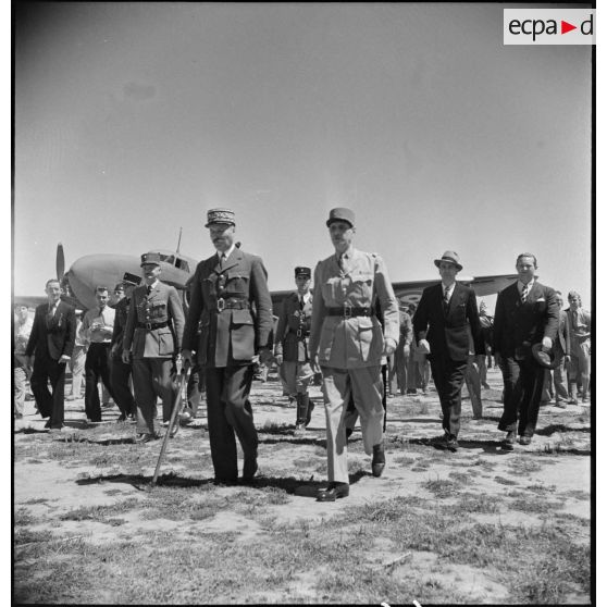 Le général d'armée Henri Giraud, commandant en chef civil et militaire, et le général de Gaulle se dirigent vers le détachement qui doit rendre les honneurs sur l'aérodrome de Boufarik.